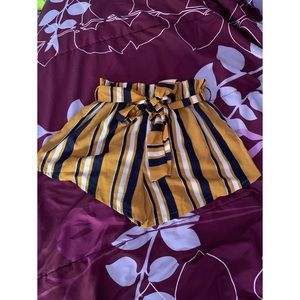 Striped loose shorts